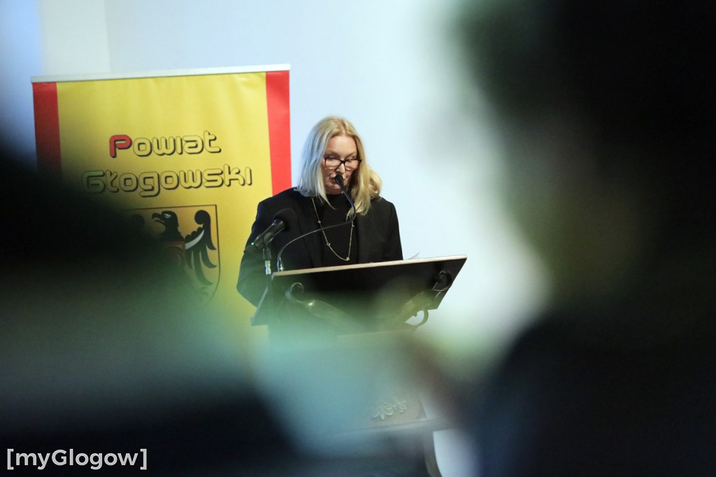 Sesja: ktoś na telefonie, ktoś czyta etykietę