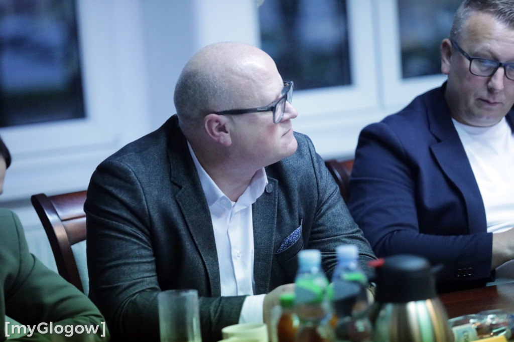 Sesja: ktoś na telefonie, ktoś czyta etykietę