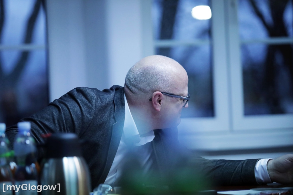 Sesja: ktoś na telefonie, ktoś czyta etykietę