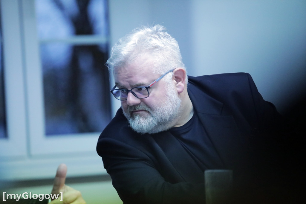 Sesja: ktoś na telefonie, ktoś czyta etykietę