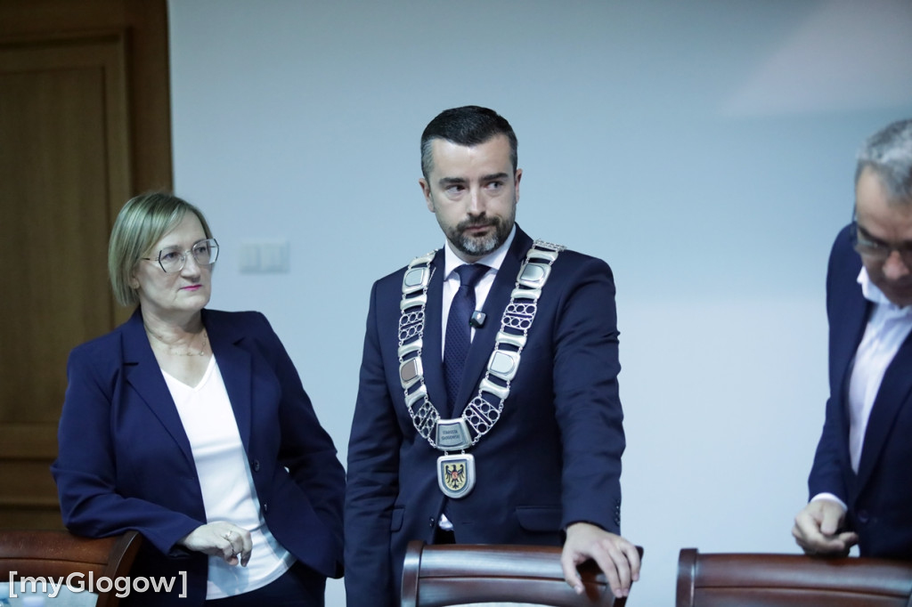 Sesja: ktoś na telefonie, ktoś czyta etykietę