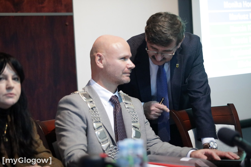 Sesja: ktoś na telefonie, ktoś czyta etykietę