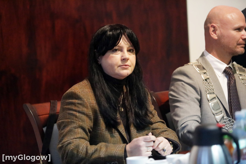 Sesja: ktoś na telefonie, ktoś czyta etykietę