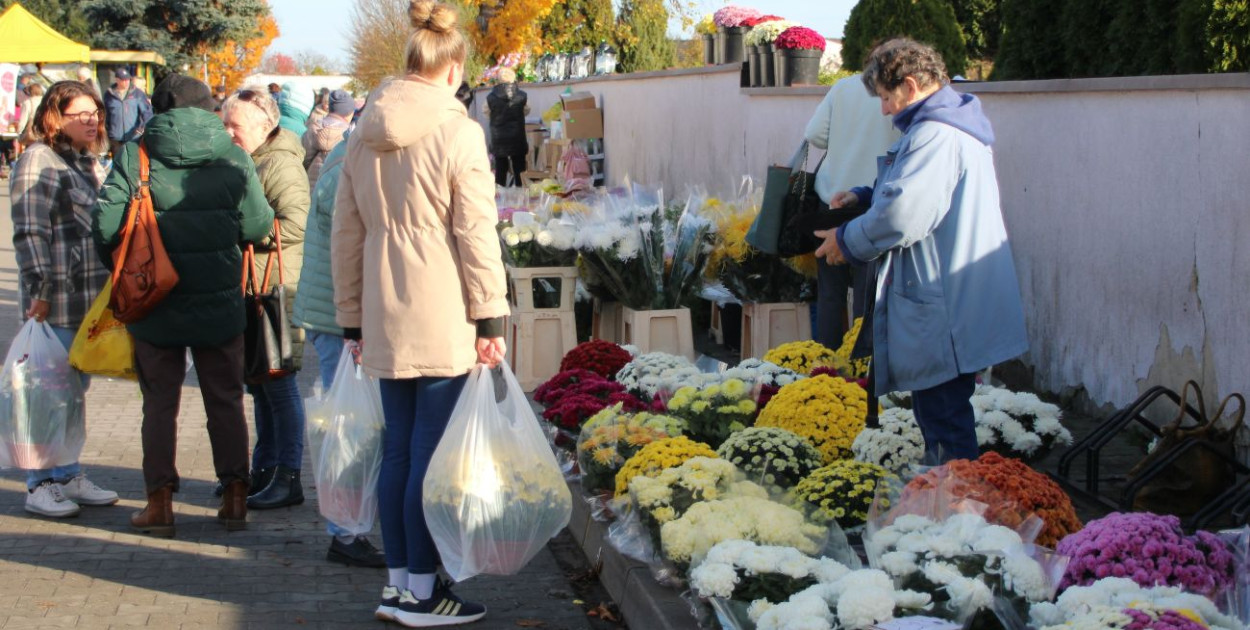 Targ i cmentarze przed Świętem Zmarłych