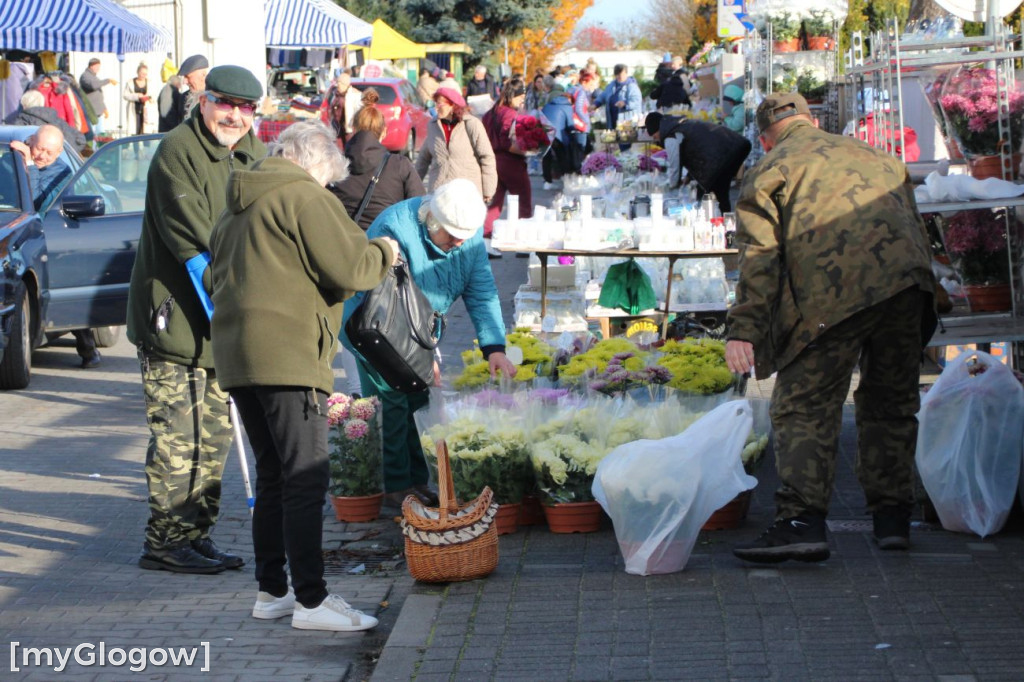 Targ i cmentarze przed Świętem Zmarłych
