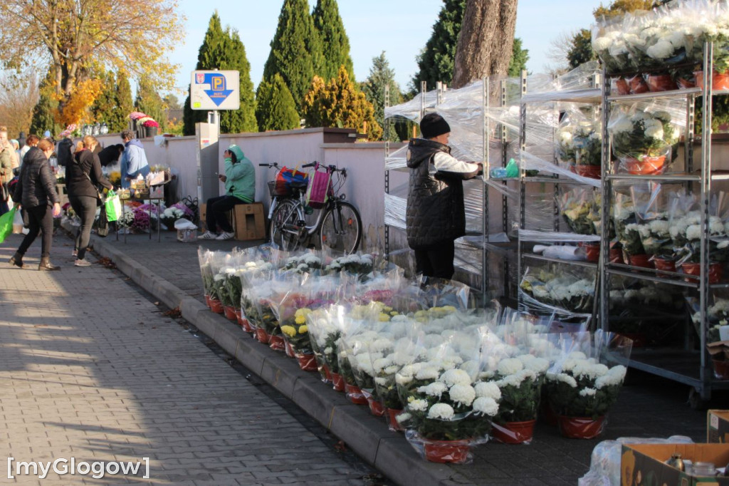 Targ i cmentarze przed Świętem Zmarłych
