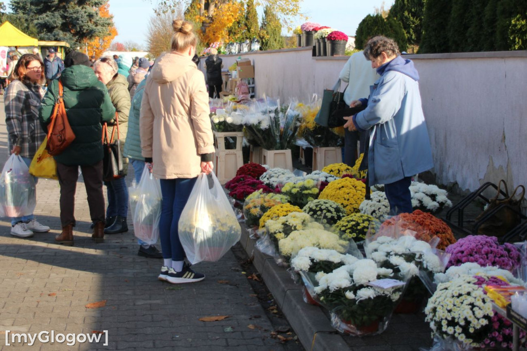 Targ i cmentarze przed Świętem Zmarłych