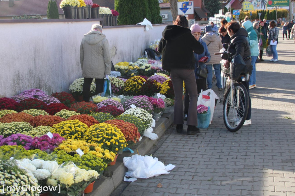 Targ i cmentarze przed Świętem Zmarłych