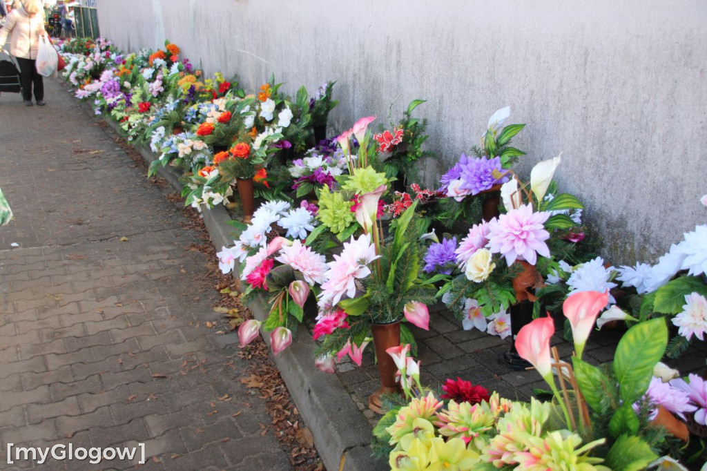 Targ i cmentarze przed Świętem Zmarłych