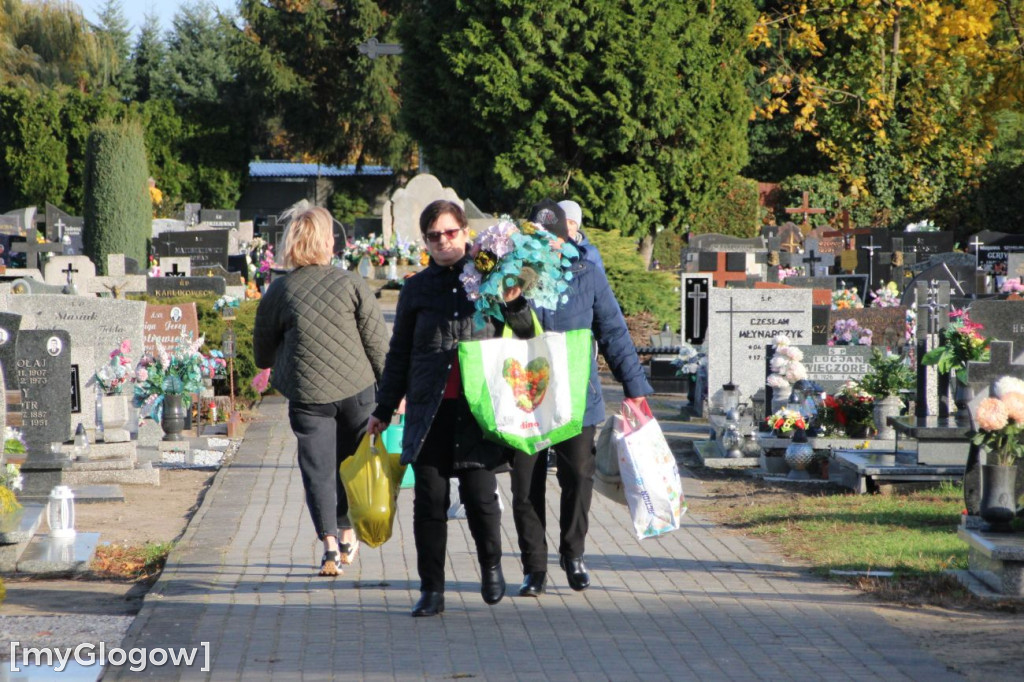 Targ i cmentarze przed Świętem Zmarłych
