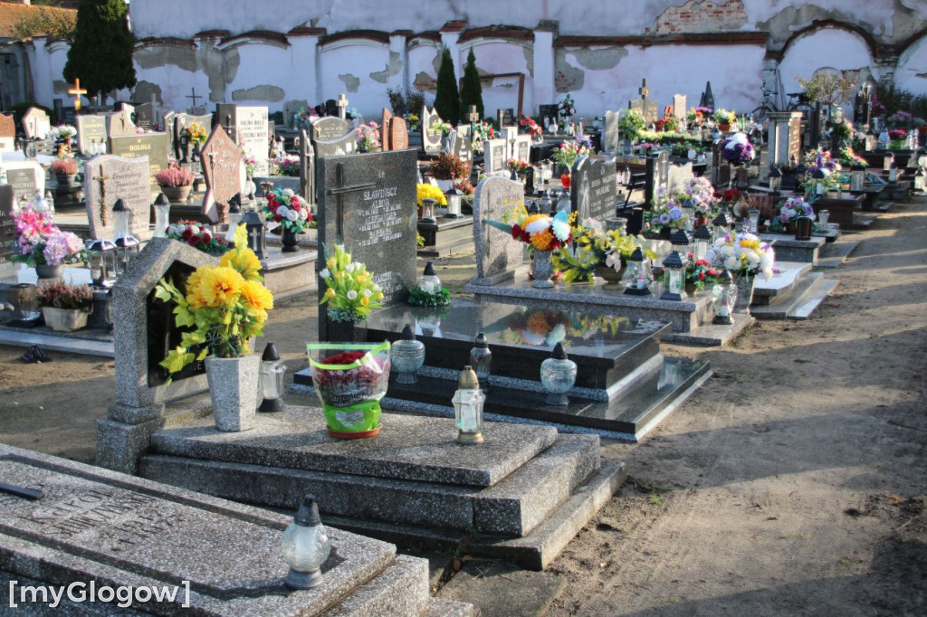 Targ i cmentarze przed Świętem Zmarłych