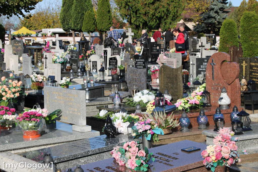 Targ i cmentarze przed Świętem Zmarłych