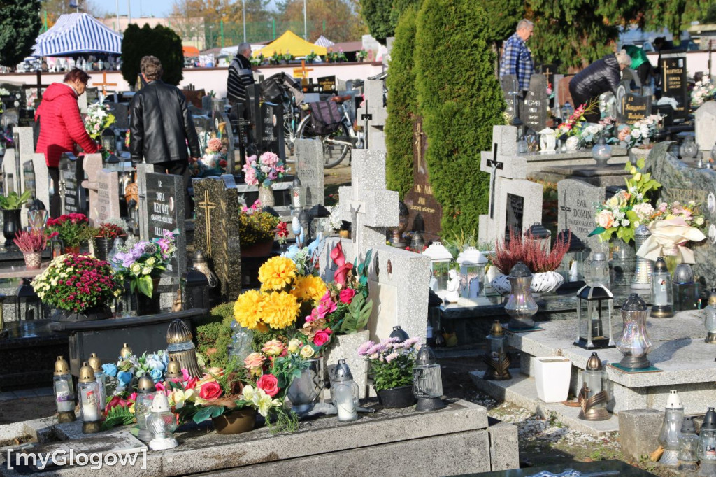 Targ i cmentarze przed Świętem Zmarłych