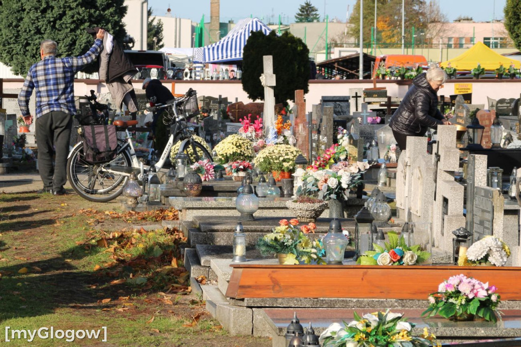 Targ i cmentarze przed Świętem Zmarłych