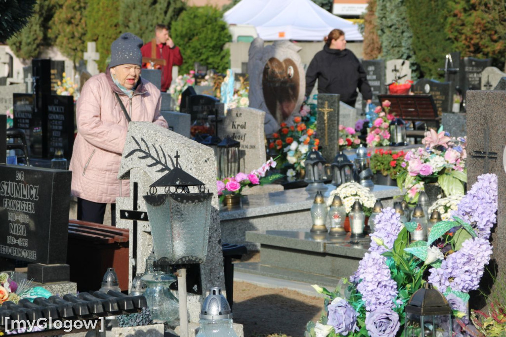 Targ i cmentarze przed Świętem Zmarłych