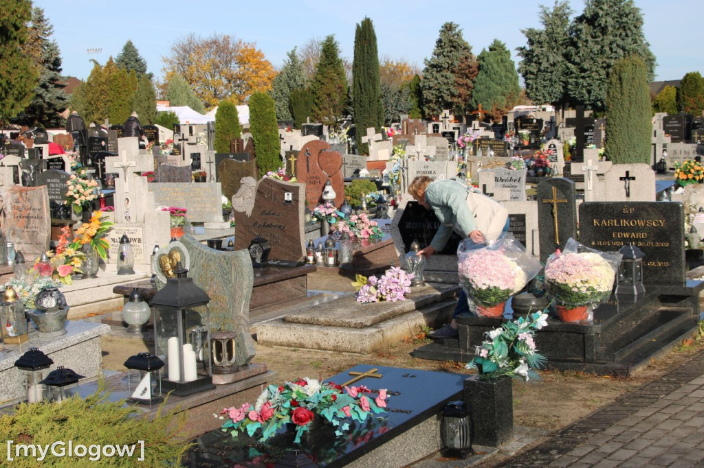 Targ i cmentarze przed Świętem Zmarłych