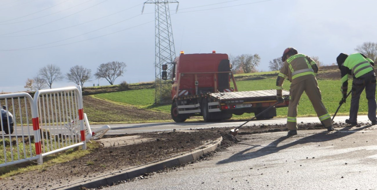 Wiatr przewrócił naczepę