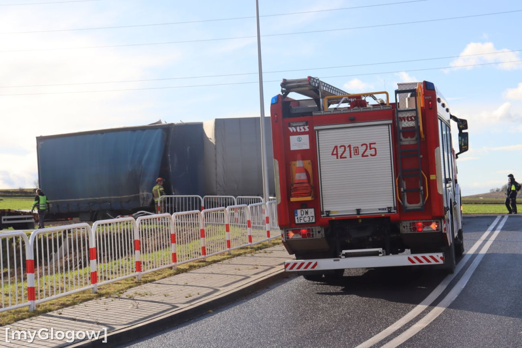 Wiatr przewrócił naczepę