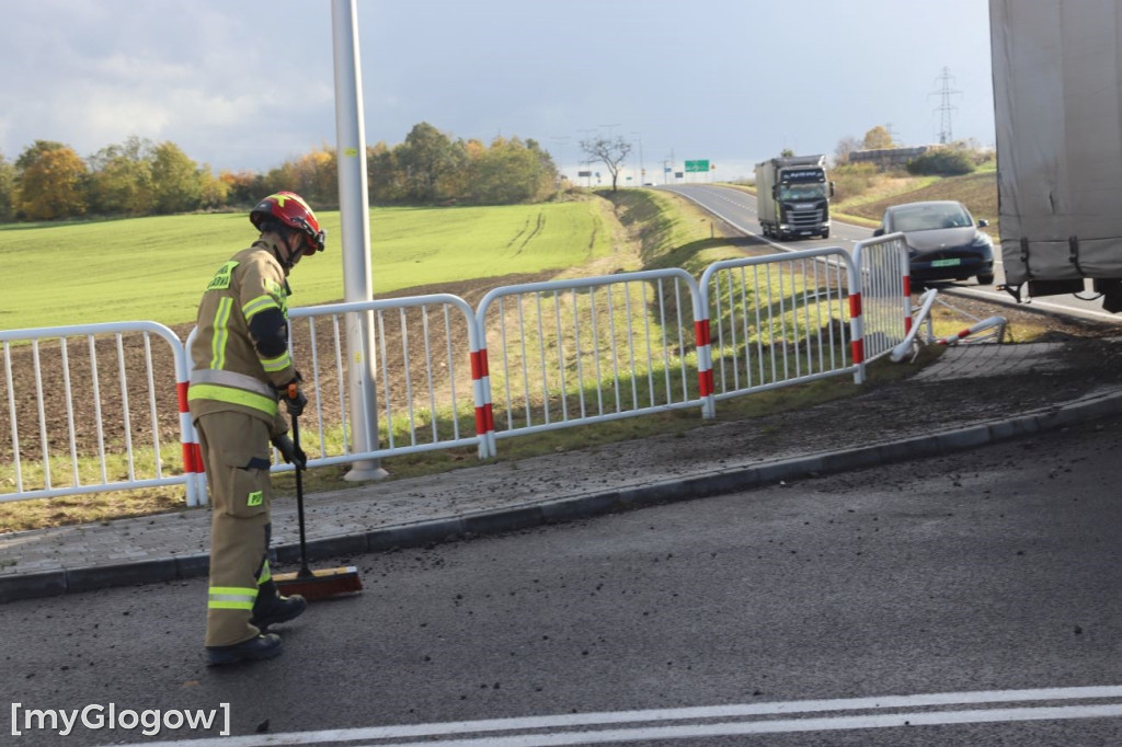 Wiatr przewrócił naczepę