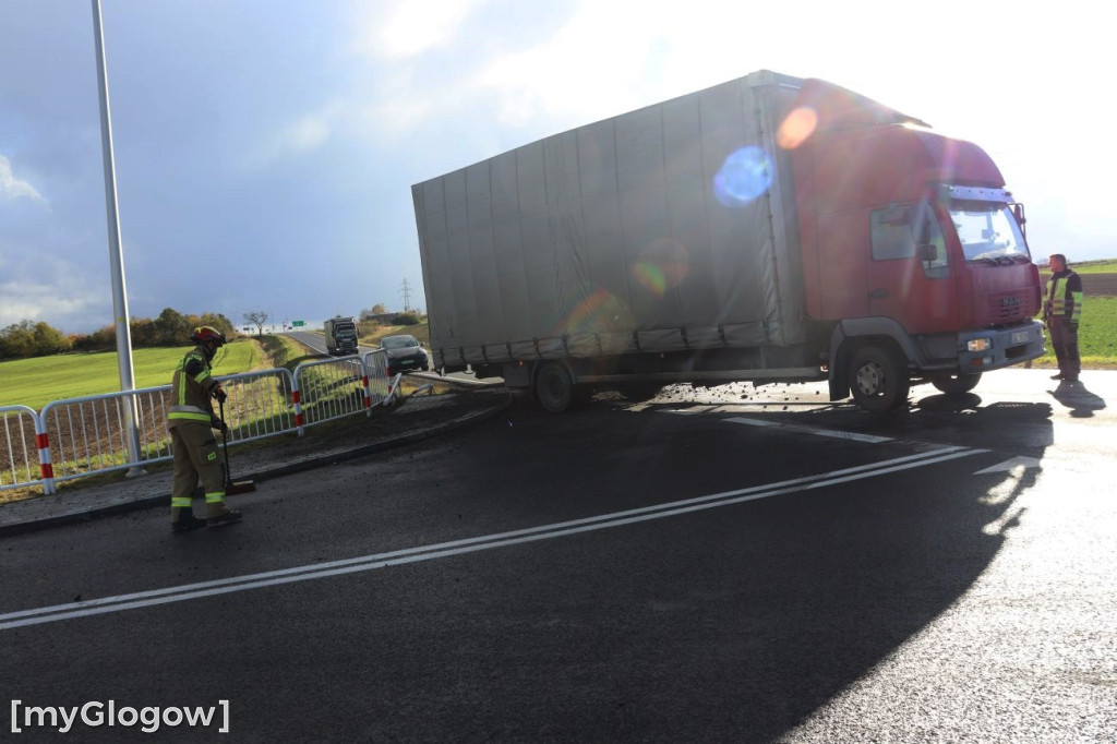 Wiatr przewrócił naczepę