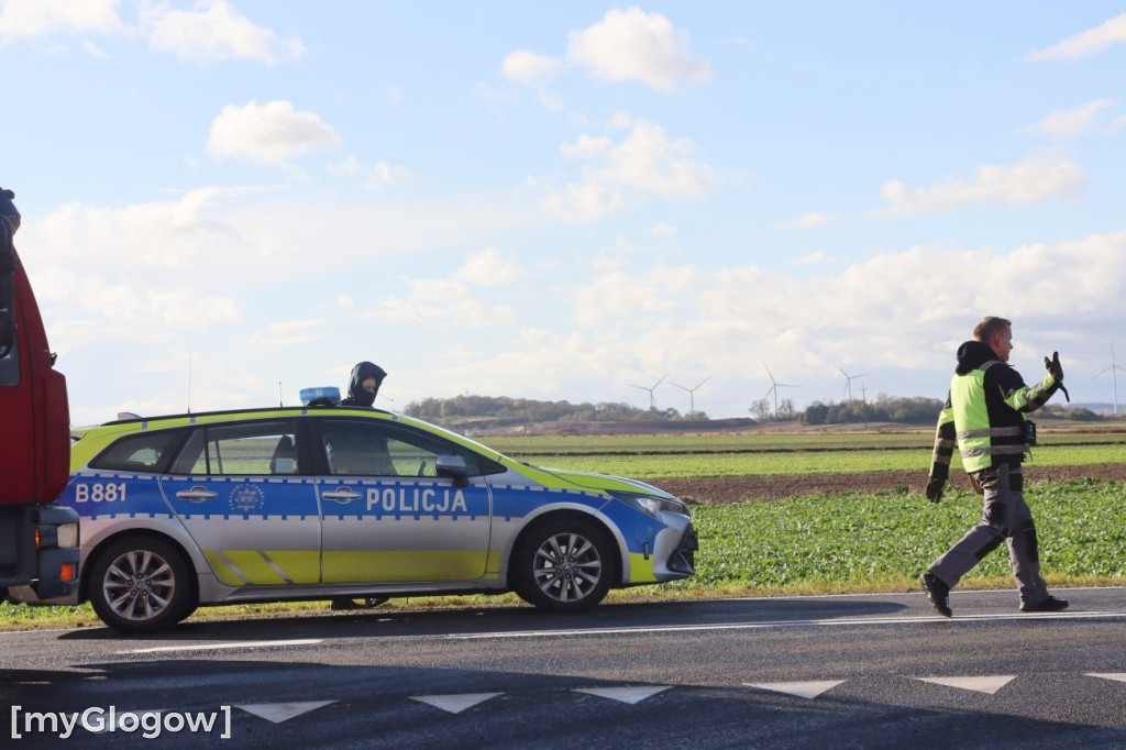 Wiatr przewrócił naczepę