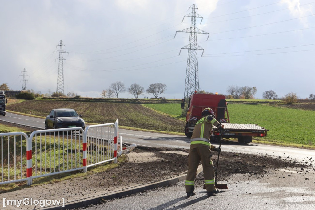 Wiatr przewrócił naczepę