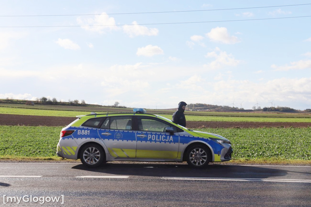 Wiatr przewrócił naczepę