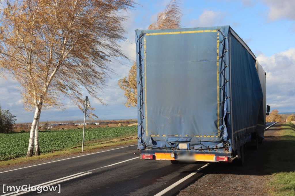 Wiatr przewrócił naczepę