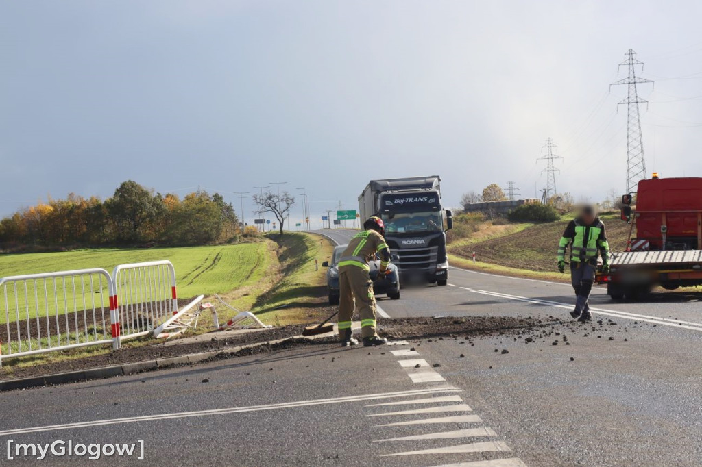 Wiatr przewrócił naczepę