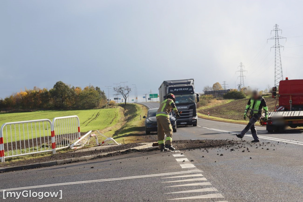 Wiatr przewrócił naczepę