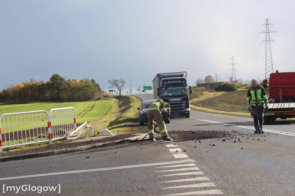 Wiatr przewrócił naczepę