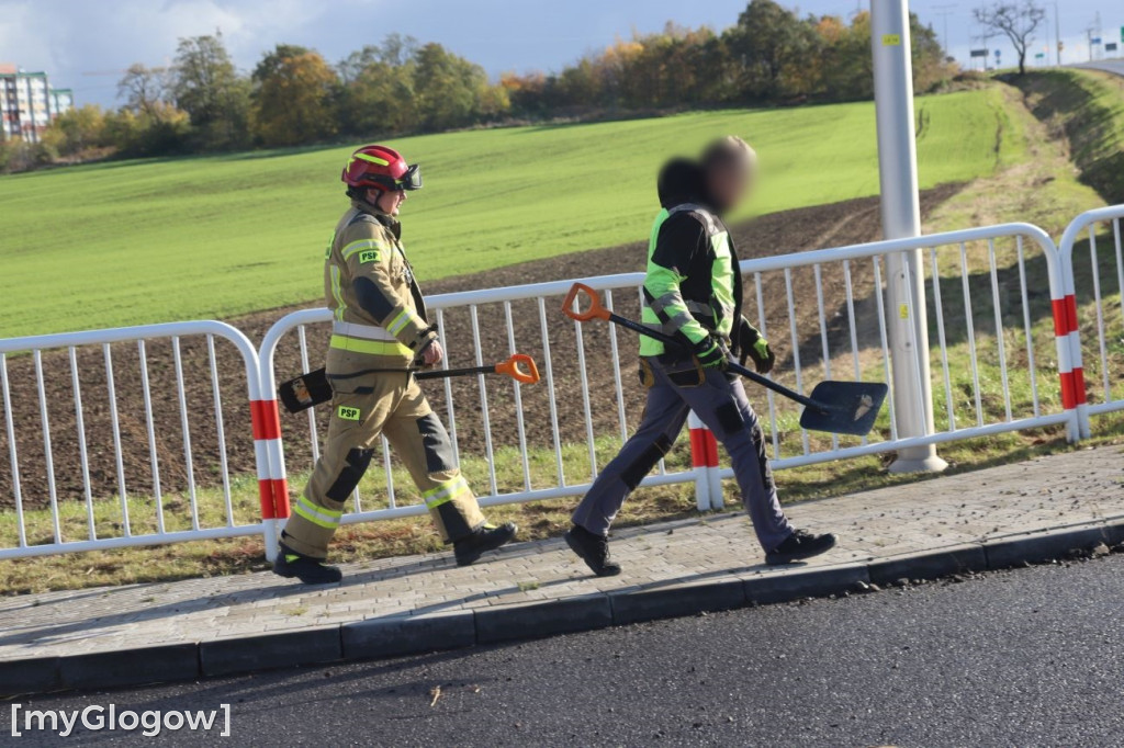 Wiatr przewrócił naczepę