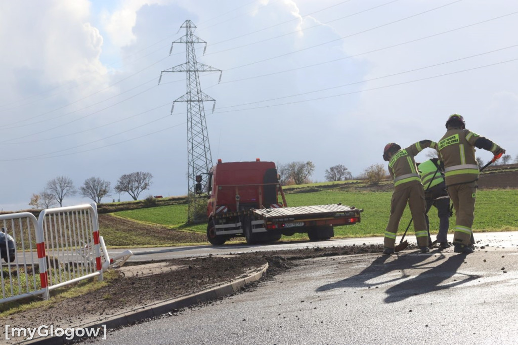 Wiatr przewrócił naczepę