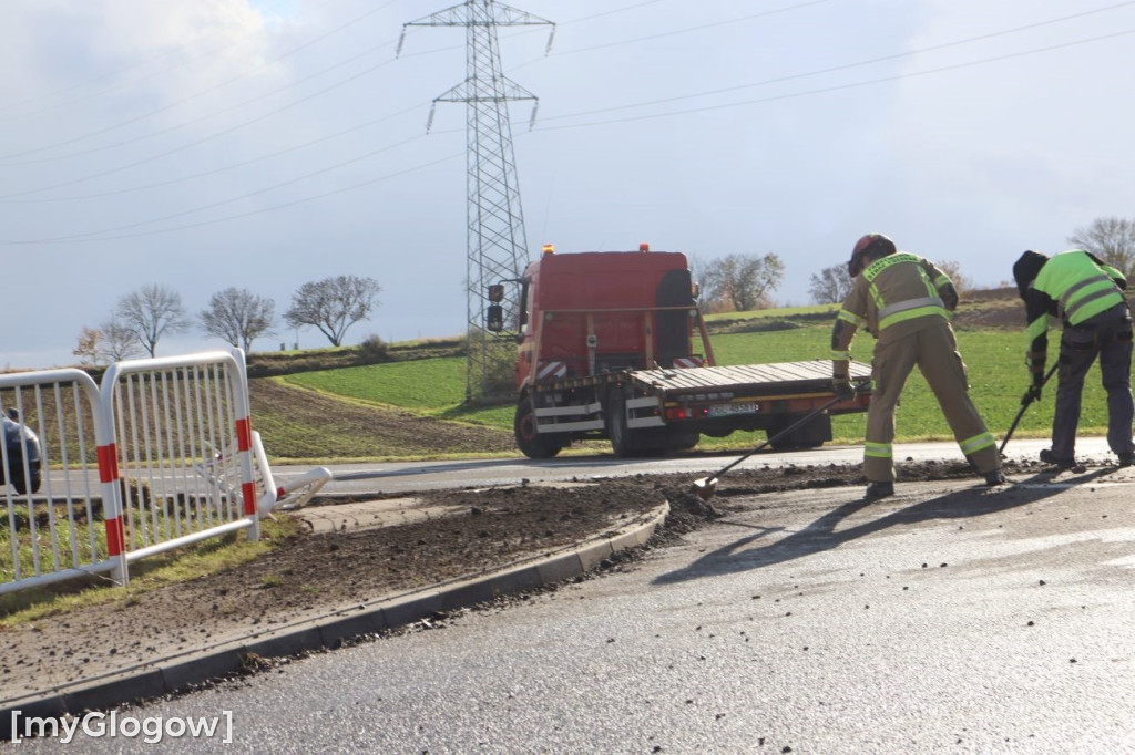Wiatr przewrócił naczepę