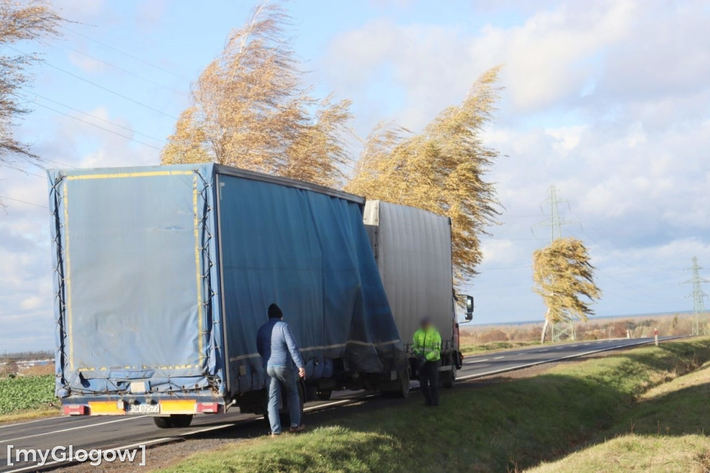 Wiatr przewrócił naczepę