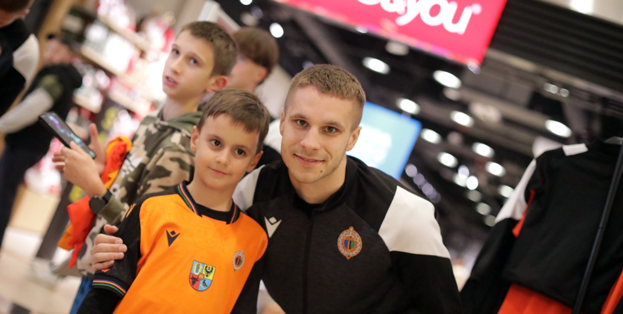 Piłkarze Chrobrego Głogów rozdawali autografy