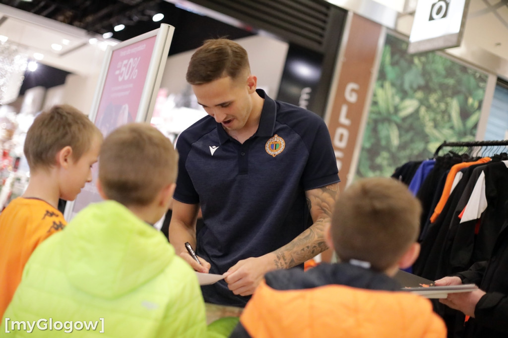 Piłkarze Chrobrego Głogów rozdawali autografy