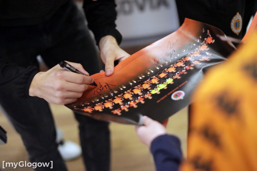 Piłkarze Chrobrego Głogów rozdawali autografy