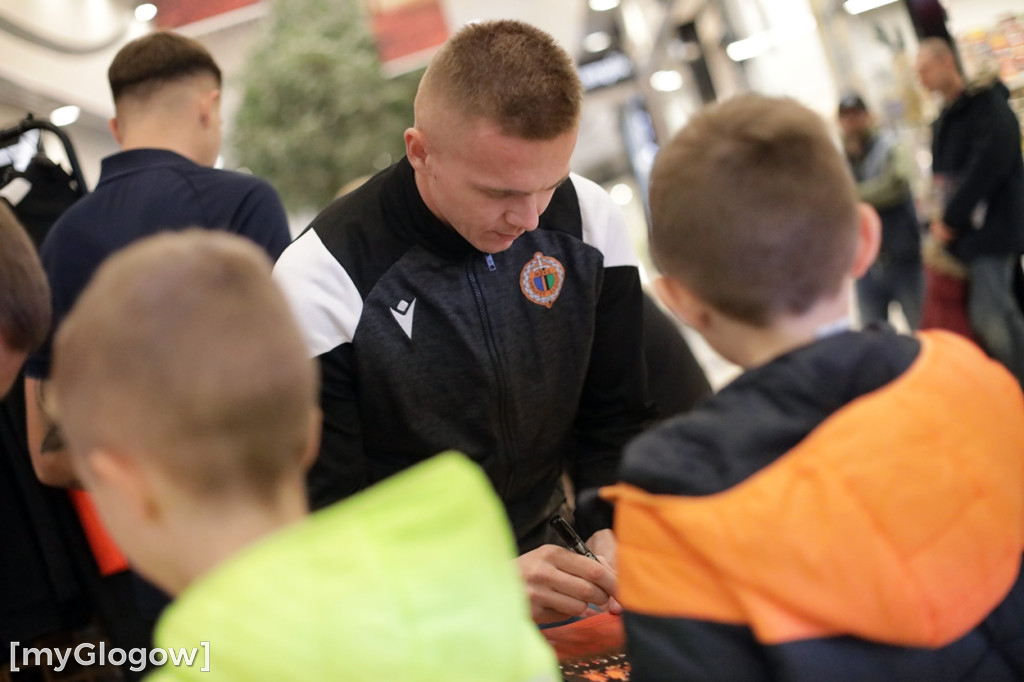 Piłkarze Chrobrego Głogów rozdawali autografy