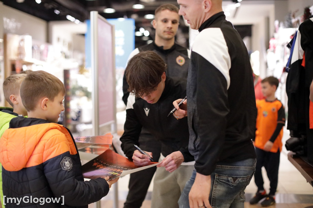 Piłkarze Chrobrego Głogów rozdawali autografy