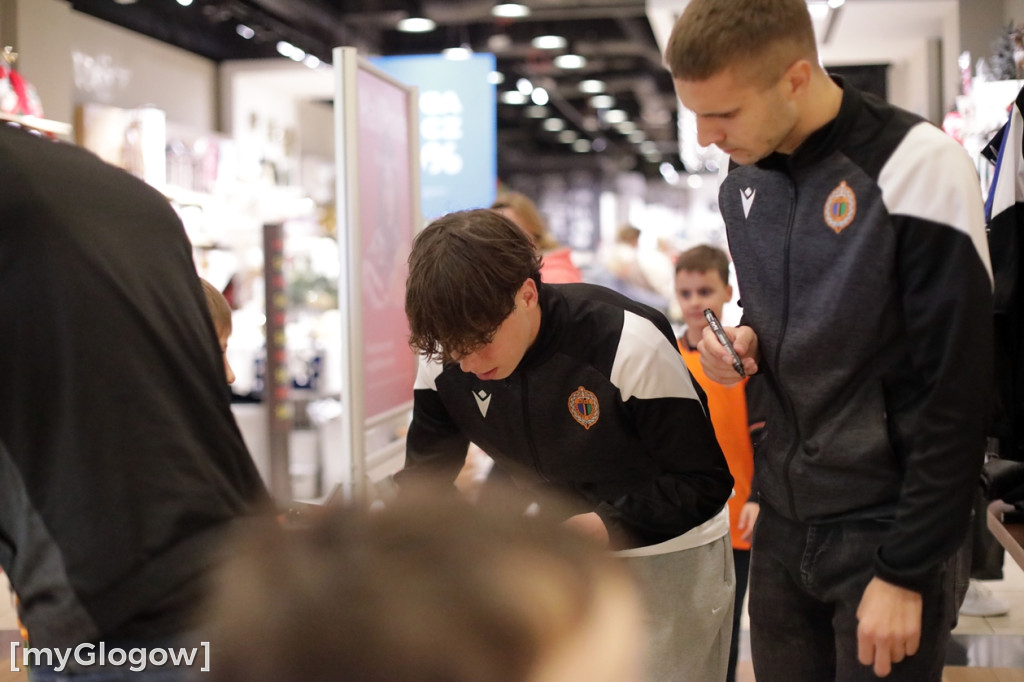 Piłkarze Chrobrego Głogów rozdawali autografy