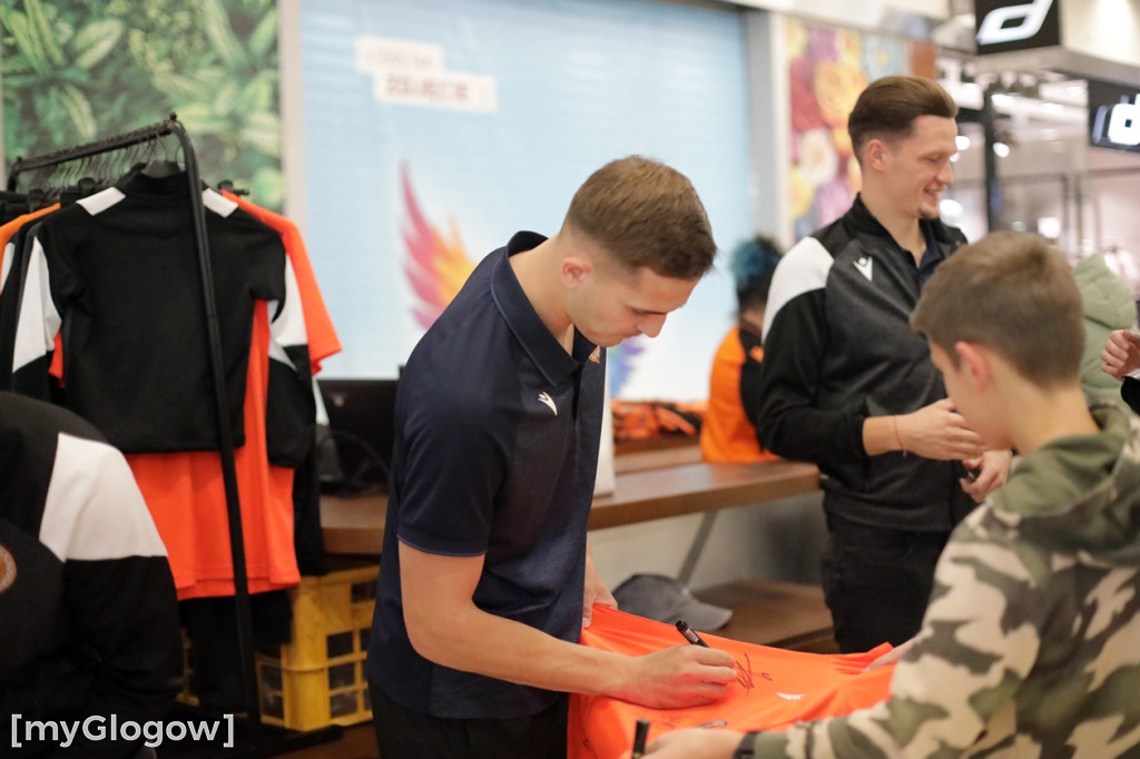 Piłkarze Chrobrego Głogów rozdawali autografy