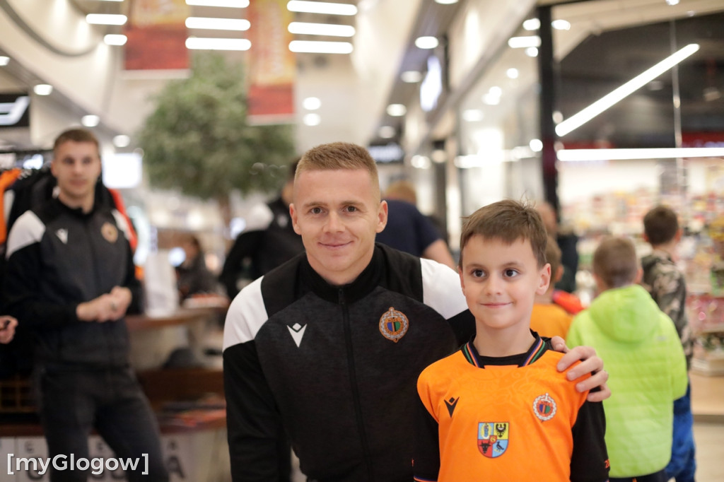 Piłkarze Chrobrego Głogów rozdawali autografy