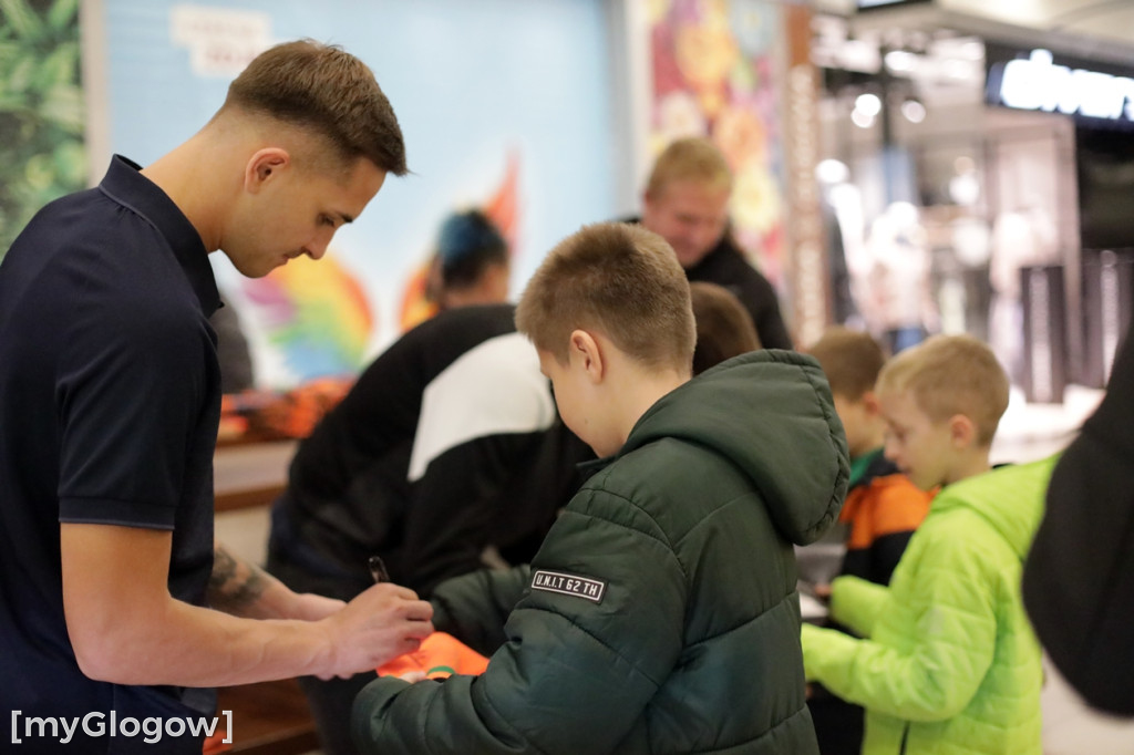 Piłkarze Chrobrego Głogów rozdawali autografy