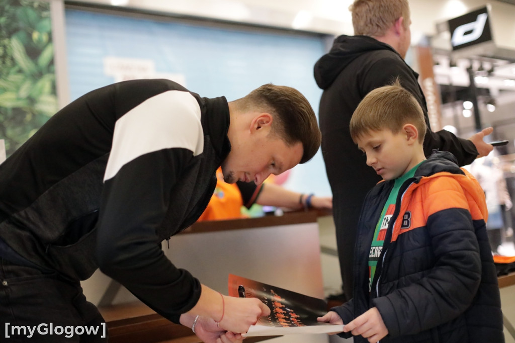 Piłkarze Chrobrego Głogów rozdawali autografy
