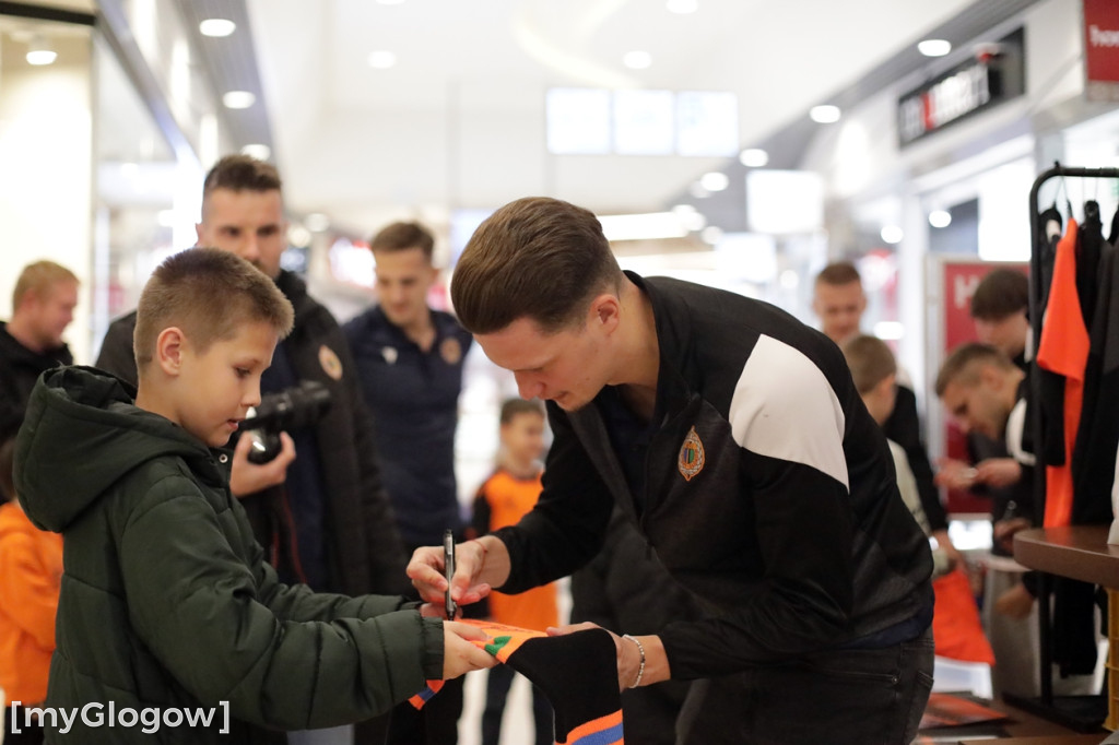 Piłkarze Chrobrego Głogów rozdawali autografy