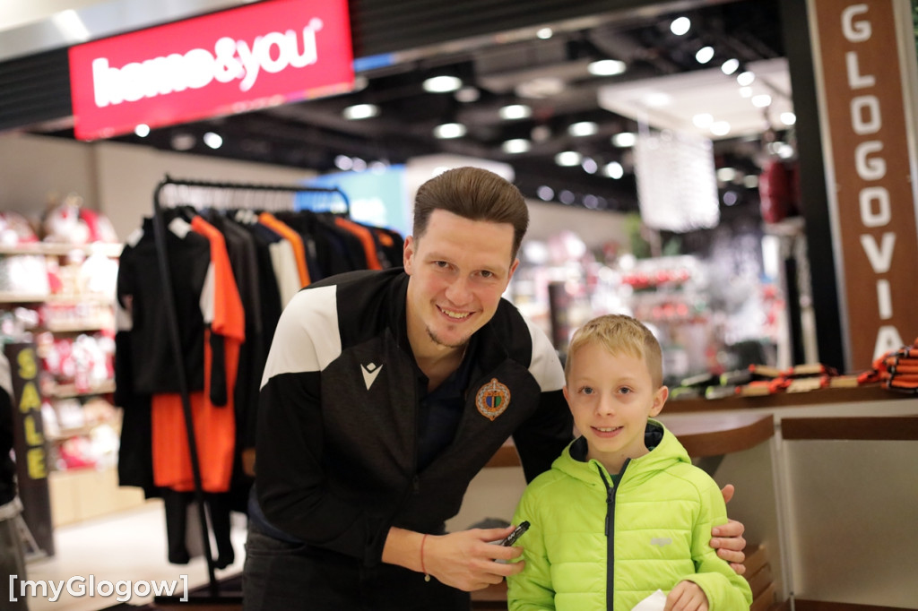 Piłkarze Chrobrego Głogów rozdawali autografy