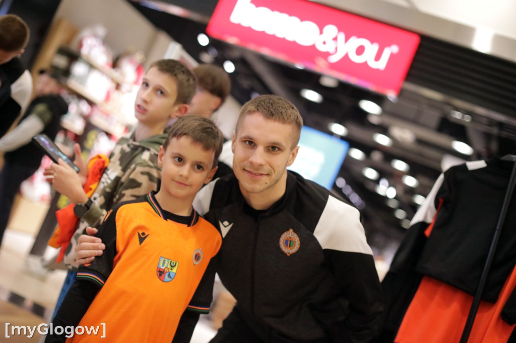 Piłkarze Chrobrego Głogów rozdawali autografy