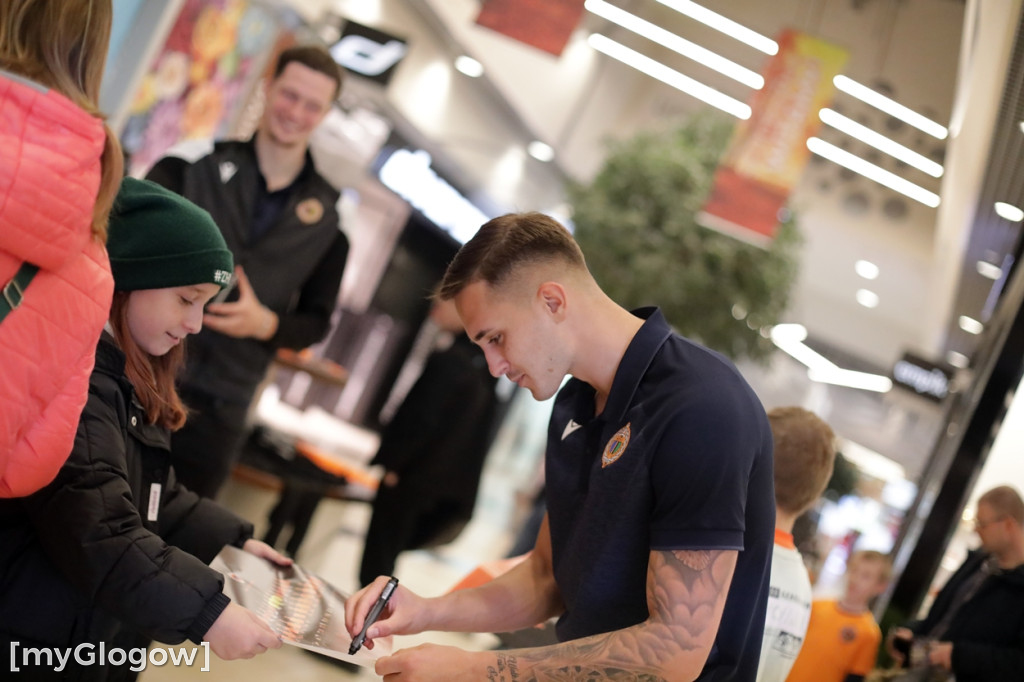 Piłkarze Chrobrego Głogów rozdawali autografy