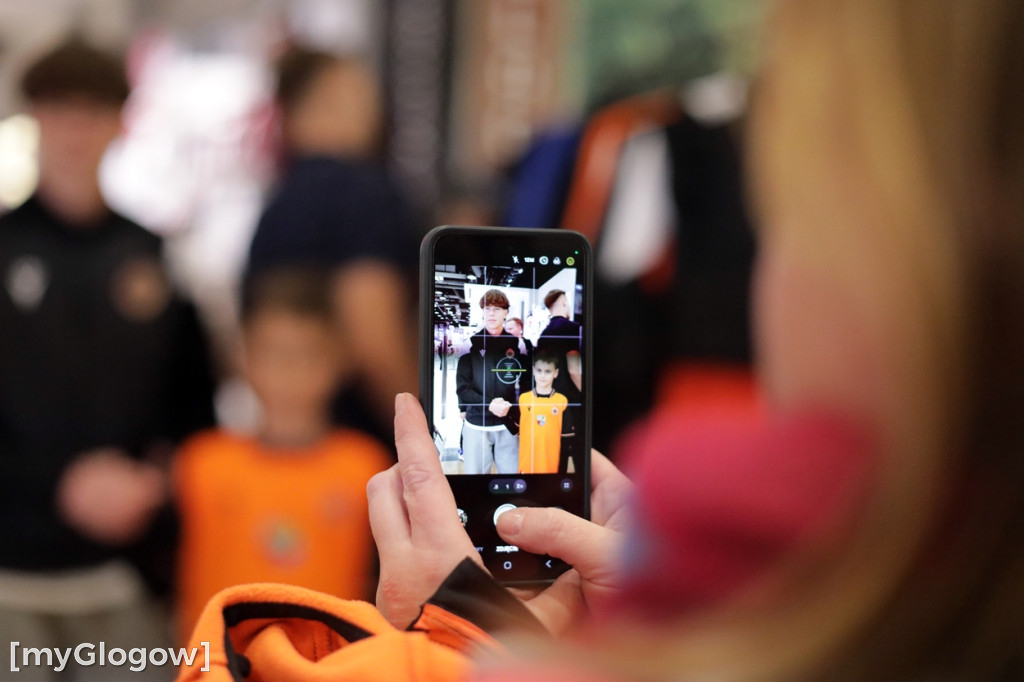 Piłkarze Chrobrego Głogów rozdawali autografy